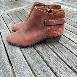 EUC Clark’s comfort Leather Ankle Booties